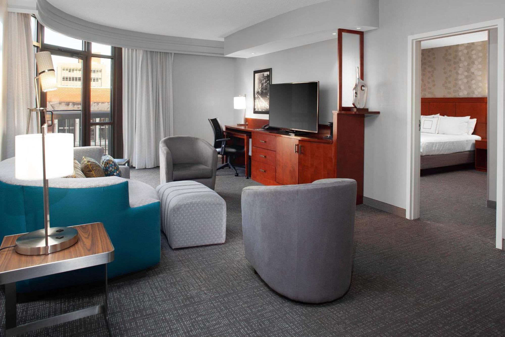 Courtyard Downtown Hotel 3*