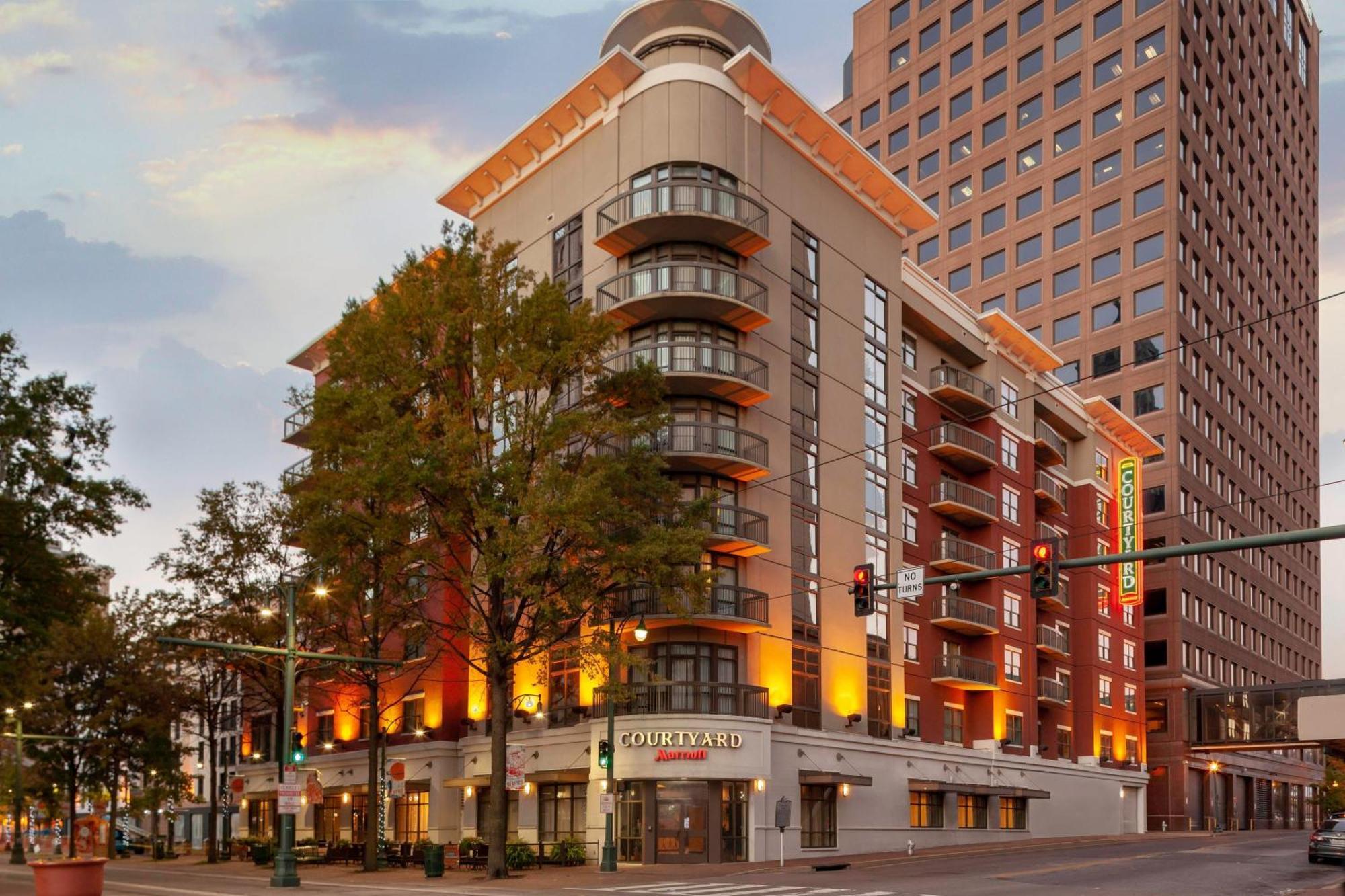 Courtyard Downtown Hotel 3*