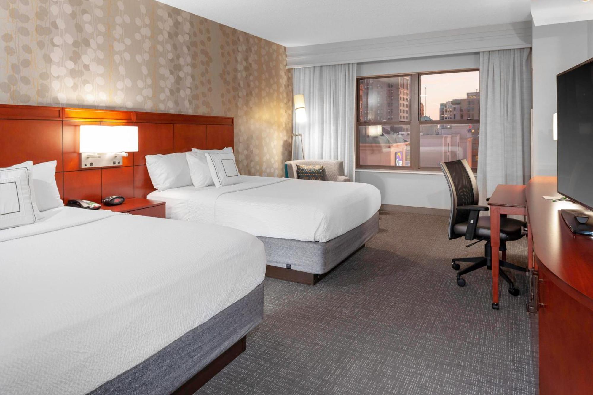 Courtyard Downtown 3*